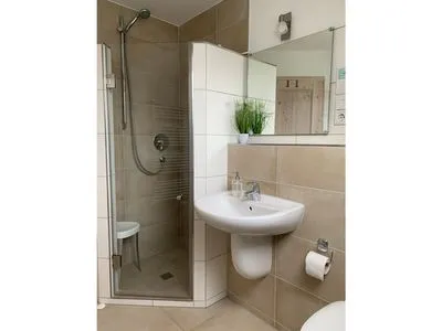 Badezimmer mit Dusche  Lütt Stuw