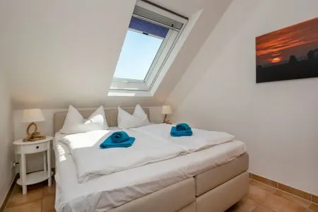 Schlafzimmer mit Doppelbett Residenz am Strand Wohnung 1-17