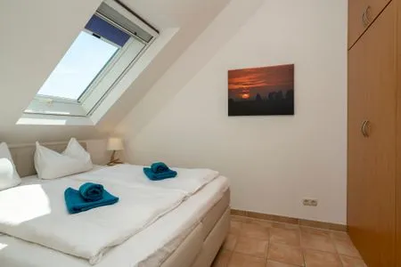 Schlafzimmer mit Doppelbett Residenz am Strand Wohnung 1-17