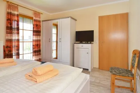 Schlafzimmer mit Doppelbett Ferienpark Freesenbruch Reihenhaus 5c - Hummer