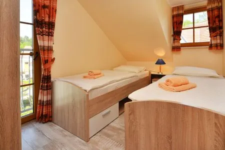 Schlafzimmer mit zwei Einzelbetten Ferienpark Freesenbruch Reihenhaus 5c - Hummer