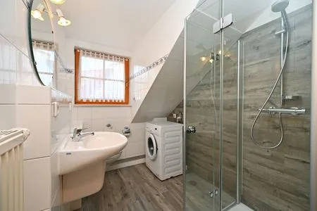 Badezimmer mit Dusche Ferienpark Freesenbruch Reihenhaus 5c - Hummer