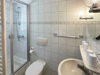 Badezimmer in der Ferienwohnung Üüs Aran 4 in Süddorf auf Amrum Haus *Üüs Aran* Ferienwohnung *Üüs Aran 4*