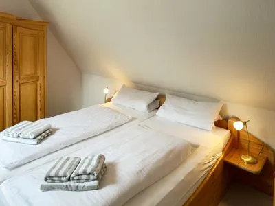 Schlafzimmer in der Ferienwohnung Üüs Aran 6 in Süddorf auf Amrum Haus *Üüs Aran* Ferienwohnung *Üüs Aran 6*