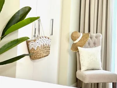 Kleiderschrank und Stuhl Logierhaus Friedrich WE 6 - "Strandperle"