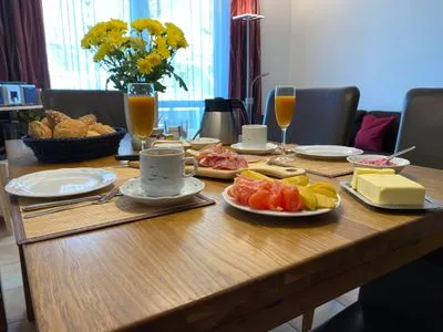 gedeckter Esstisch Residenz am Strand Wohnung 3-50