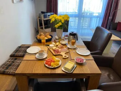 gedeckter Esstisch mit Bestuhlung Residenz am Strand Wohnung 3-50