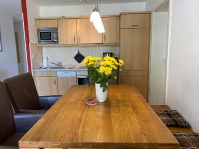 Esstisch mit Blick in die offene Küche Residenz am Strand Wohnung 3-50