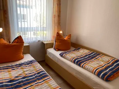 Schlafzimmer mit zwei Einzelbetten Residenz am Strand Wohnung 3-50