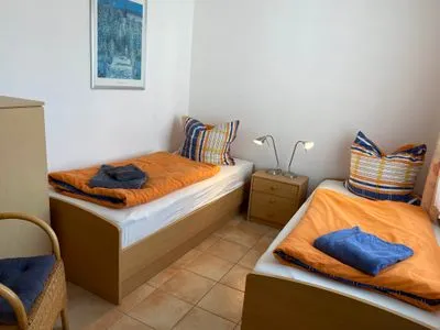 Schlafzimmer mit zwei Einzelbetten Residenz am Strand Wohnung 3-50