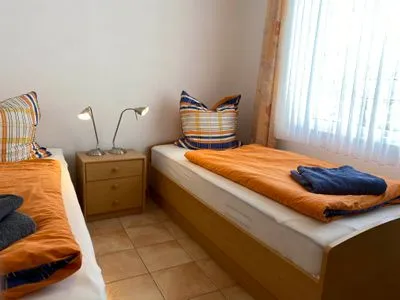Schlafzimmer mit zwei Einzelbetten Residenz am Strand Wohnung 3-50