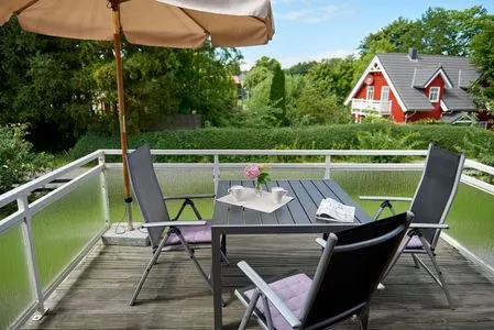 Balkon Ferienwohnung „Ankerplatz“ am Wittensee – ruhig, nordisch, familienfreundlich mit Spielscheune