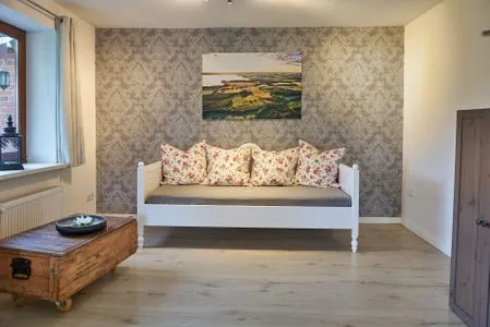 Wohnzimmer Ferienwohnung „Waterkant“ am Wittensee – viel Platz, Garten und Spielscheune
