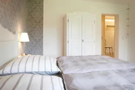 Schlafzimmer Ferienwohnung Brise 5, mit SPIELSCHEUNE direkt am Wittensee