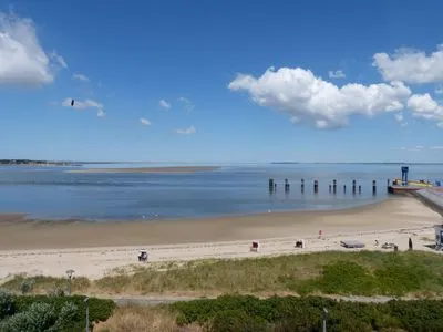 Blick aus dem Fenster am Esstisch Haus Nordenlicht Ferienwohnung „Naujokat"