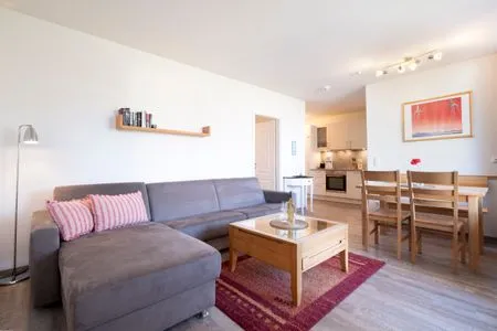 Wohnzimmer mit Couch, Fernseher und Sitzecke Ferienwohnung "Mühlenteich App. 14"