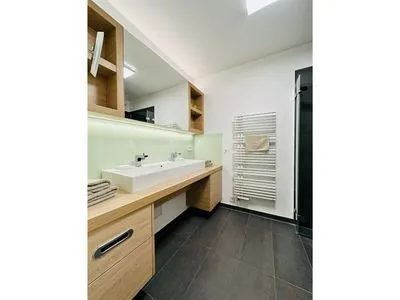 Bad mit zwei Waschbecken und Dusche Logierhaus Friedrich WE 12 - "Dünenglitzern"