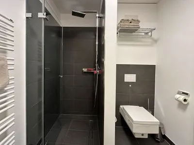 Badezimmer mit Dusche Logierhaus Friedrich WE 12 - "Dünenglitzern"