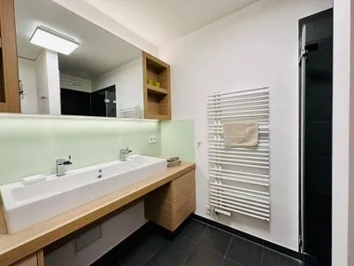 Bad mit zwei Waschbecken und Dusche Logierhaus Friedrich WE 12 - "Dünenglitzern"