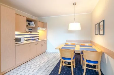 Ferienwohnung Deichkieker Aparthotel Zingst - Ferienwohnung Deichkieker Zingst - Küchenzeile mit Esstbereich  Deichkieker