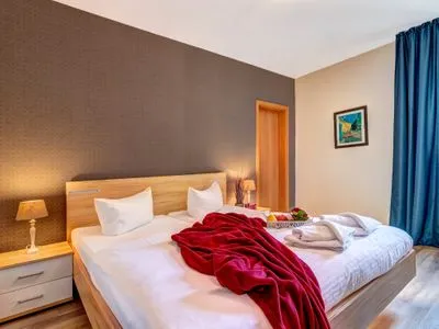 Schlafzimmer mit großen Doppelbett Ferienhaus Gartenoase