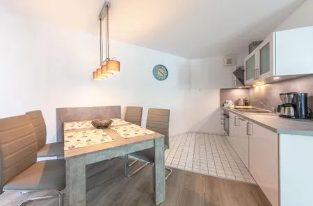 Ferienwohnung Kapitän Ed Aparthotel Zingst - Küchenzeile mit Essecke  Kapitän Ed