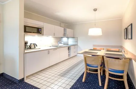Ferienwohnung Deichblick Aparthotel Zingst - Küchenzeile mit Essbereich  Deichblick