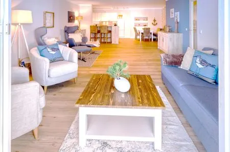 Ferienwohnung Strandläufer Aparthotel Zingst - Wohnzimmer miKüchenzeile und Tresen  Strandläufer