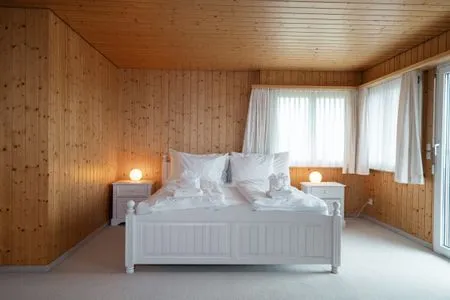 Schlafzimmer mit Doppelbett Ferienhaus Bergblick