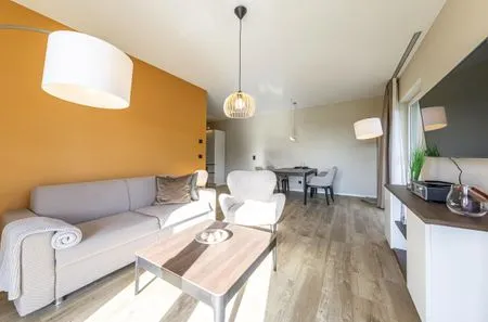 Ferienwohnung Boddenstuv Ostseebad Wustrow - ZweiWasser Alte Seefahrtschule Wohnzimmer mit Sofa  Boddenstuv