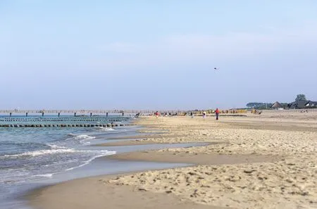 Ferienapartment Ostseestuv Wustrow – Weitläufiger Sandstrand mit Seebrücke und entspannter Urlaubsatmosphäre  Ostseestuv