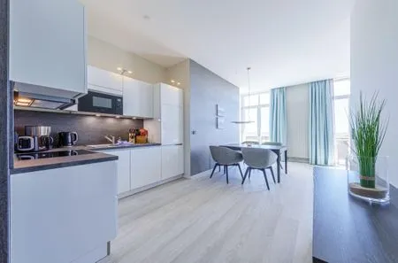 Ferienwohnung Große Welle Ostseebad Wustrow - ZweiWasser Alte Seefahrtschule Küche und Essbereich  Große Welle