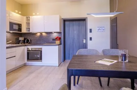 Ferienwohnung Backboard Ostseebad Wustrow ZweiWasser Alte Seefahrtschule Küche mit Essbereich  Backboard