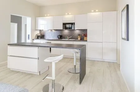 Ferienwohnung Ostseelounge Ostseebad Wustrow ZweiWasser Alte Seefahrtschule Küche mit Kochinsel  Ostseelounge