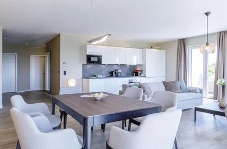 Ferienwohnung Boddendeck Ostseebad Wustrow ZweiWasser Alte Seefahrtschule Essbereich mit Küche  Boddendeck