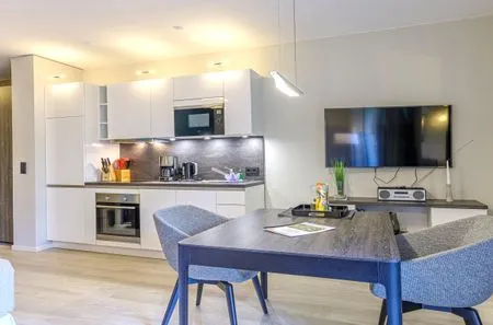 Ferienwohnung Kleine Strandburg Ostseebad Wustrow ZweiWasser Alte Seefahrtschule Küchenzeile und Essbereich  Kleine Strandburg