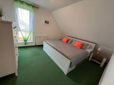 Schlafzimmer mit Doppelbett  Ferienwohnung Jonathan