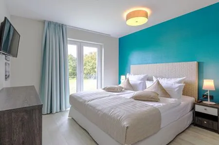 Ferienwohnung Strandnixe Ostseebad Wustrow ZweiWasser Alte Seefahrtschule Schlafzimmer mit bodentiefen Fenstern  Strandnixe