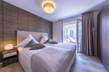 Ferienwohnung Große Strandoase Ostseebad Wustrow ZweiWasser Alte Seefahrtschule Schlafzimmer mit Balkonzugang  Große Strandoase