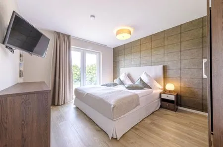 Ferienwohnung Strandleben Ostseebad Wustrow ZweiWasser Alte Seefahrtschule Schlafzimmer mit bodentiefen Fenstern  Strandleben