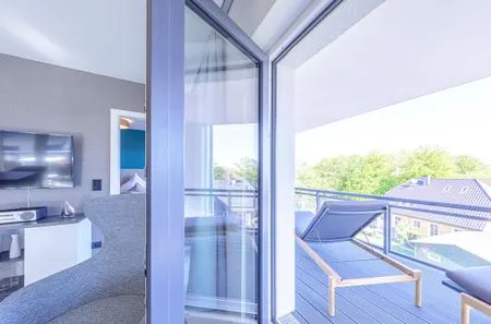 Ferienwohnung Strandluft Ostseebad Wustrow ZweiWasser Alte Seefahrtschule Wohnzimmer mit Balkonzugang  Strandluft