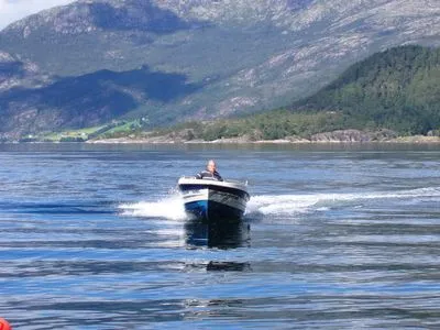 Motorboot fahren am Hardangerfjord Fjordhytte-1