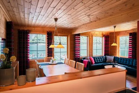 Schöner Blick übers Wohnzimmer direkt auf dem Maurangerfjord Fjordhytte-4