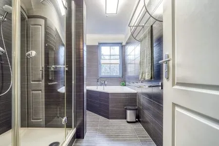 Badezimmer mit Dusche und Badewanne  Birkmaase 10 - Wohnung 1