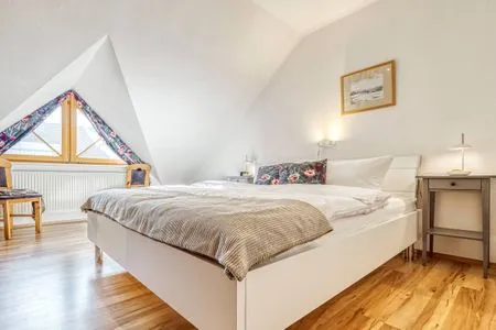 Schlafzimmer mit Doppelbett Ferienpark Freesenbruch Reihenhaus 7a - Otter