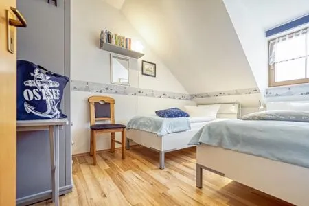 Schlafzimmer mit zwei Einzelbetten Ferienpark Freesenbruch Reihenhaus 7a - Otter