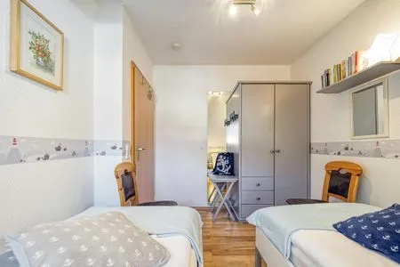 Schlafzimmer mit zwei Einzelbetten Ferienpark Freesenbruch Reihenhaus 7a - Otter