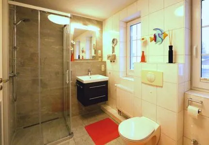 Badezimmer mit Dusche  Rosenberg-Siedlung 21