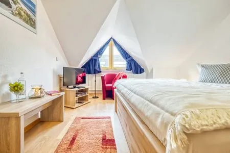 Schlafzimmer mit Doppelbett Ferienpark Freesenbruch Reihenhaus 6a - Möwe