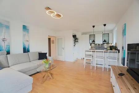 Wohnzimmer Helle und moderne Ferienwohnung 'Südstrand Apartment' mit Balkon, direkt an der Ostsee